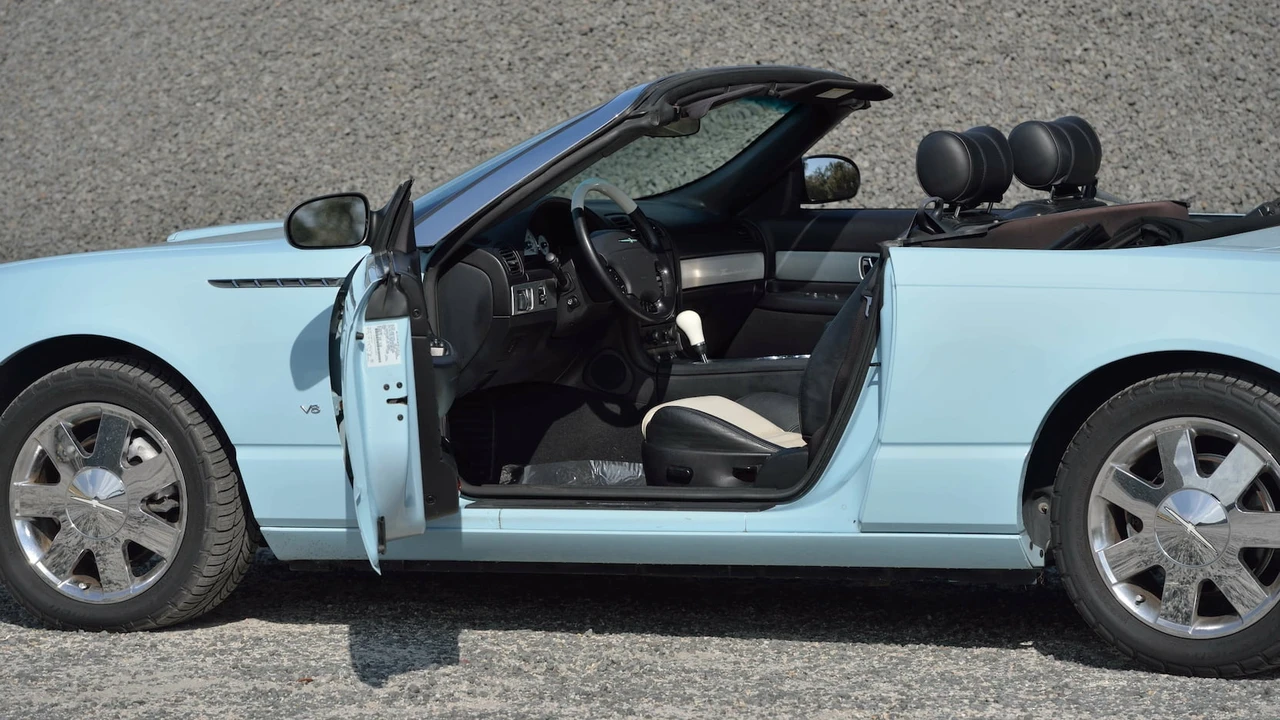 2003 Ford Thunderbird 11th Gen - Image 17 of 31