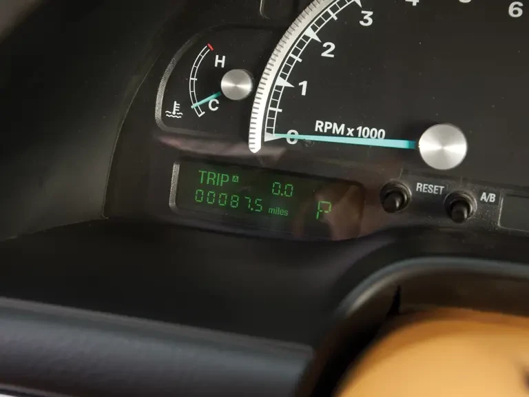 2003 Ford Thunderbird 11th Gen - Image 16 of 24