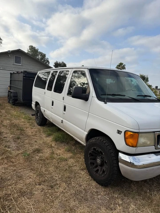 2003 Ford Econoline Van - Image 9 of 11