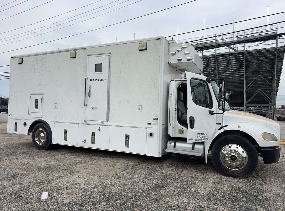 2003 Freightliner - Image 9 of 21