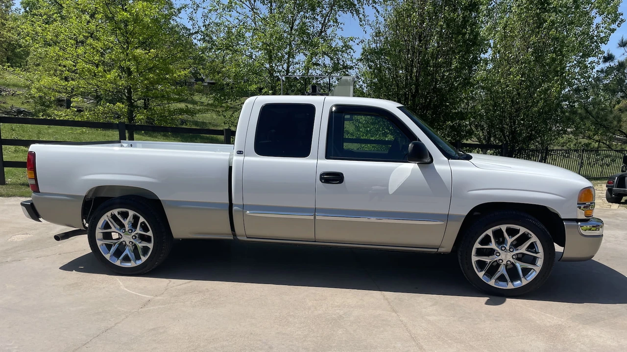 2003 GMC Sierra 2nd Gen - Image 2 of 7