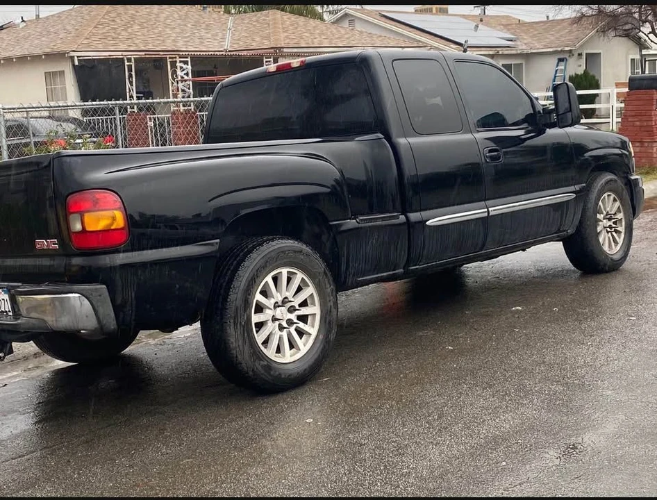 2003 GMC Sierra 2nd Gen - Image 2 of 5