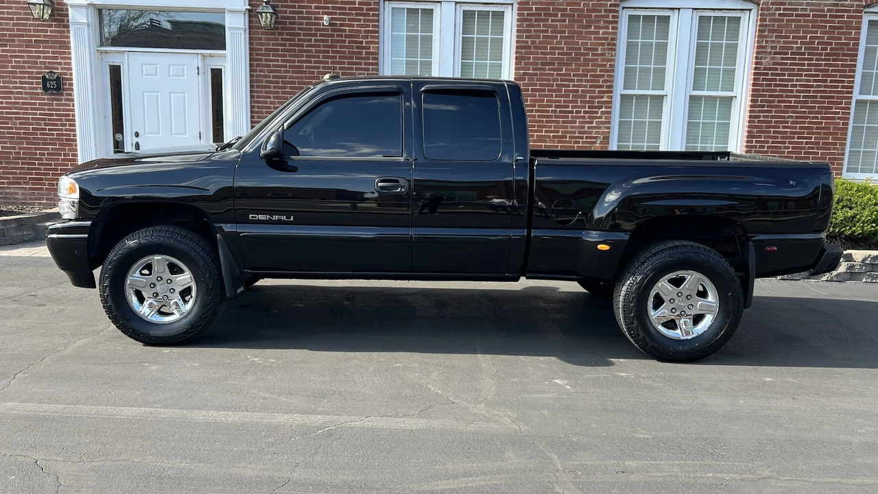 2003 GMC Sierra 2nd Gen - Image 2 of 8