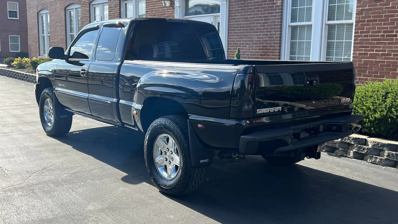 2003 GMC Sierra 2nd Gen - Image 3 of 8