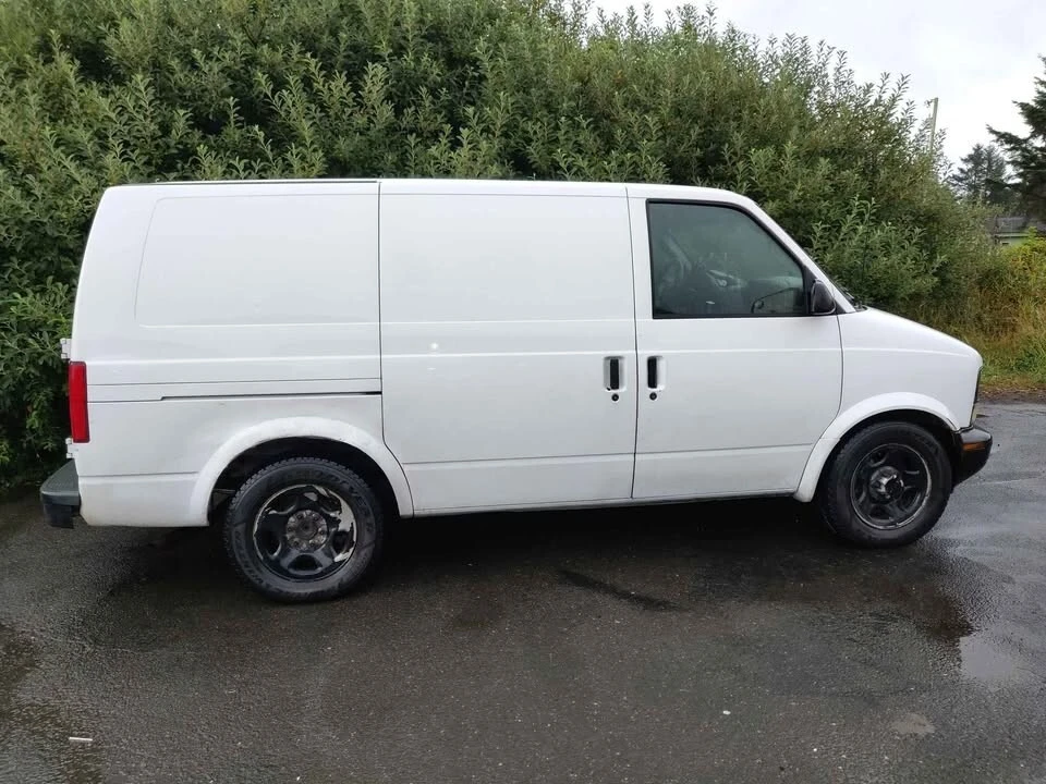 2003 GMC Savana - Image 2 of 12