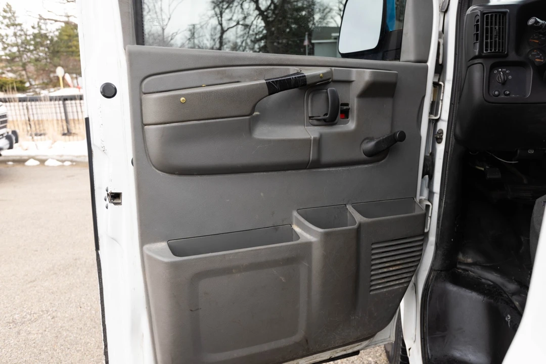 2003 GMC Savana - Image 19 of 21