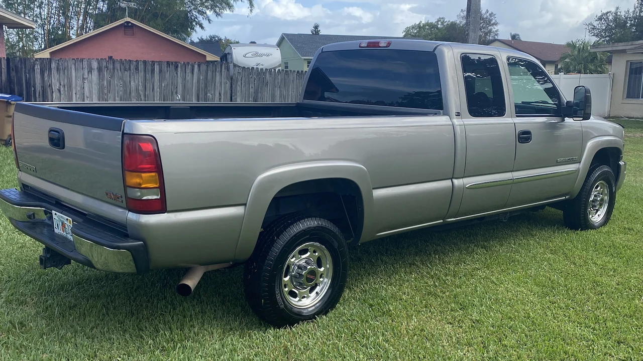 2003 GMC Sierra Heavy Duty 2nd Gen - Image 2 of 10