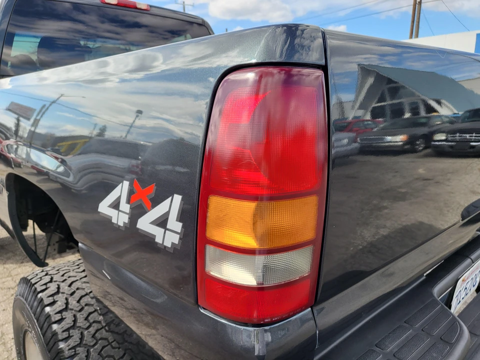 2003 GMC Sierra Heavy Duty 2nd Gen - Image 28 of 31