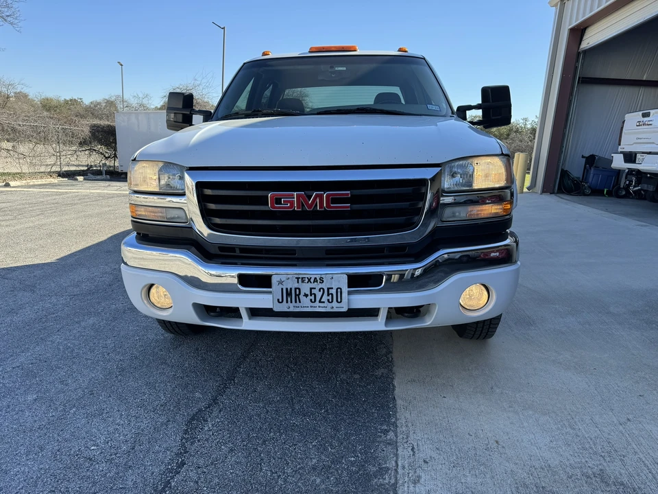2003 GMC Sierra Heavy Duty 2nd Gen - Image 2 of 31