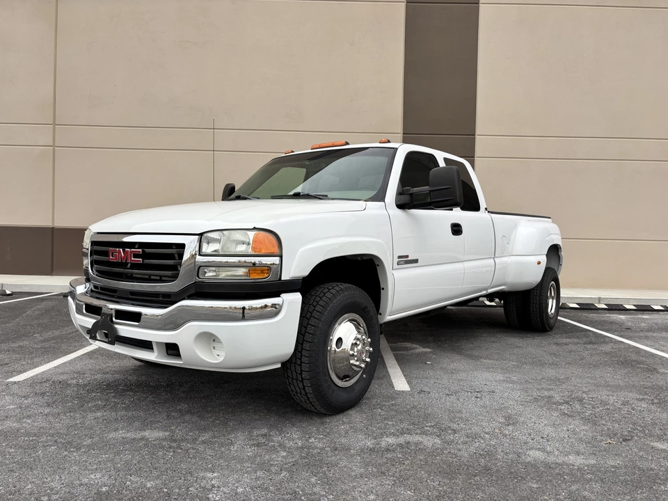 2003 GMC Sierra Heavy Duty 2nd Gen - Image 2 of 31