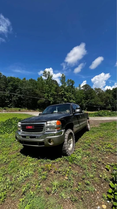 2003 GMC Sierra 2nd Gen - Image 2 of 9