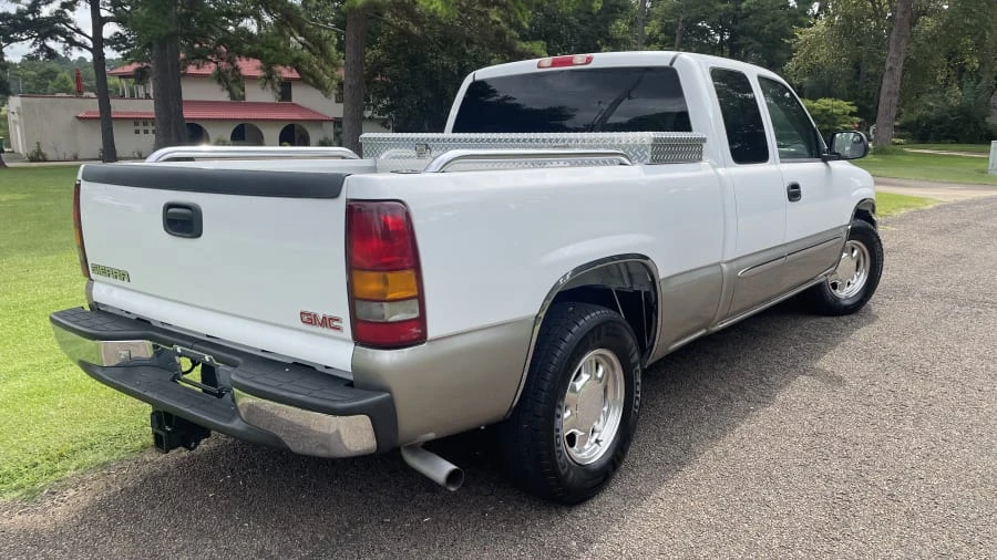 2003 GMC Sierra 2nd Gen - Image 2 of 4