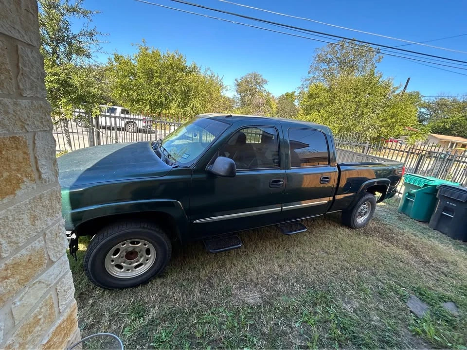 2003 GMC Sierra Heavy Duty 2nd Gen - Image 2 of 10