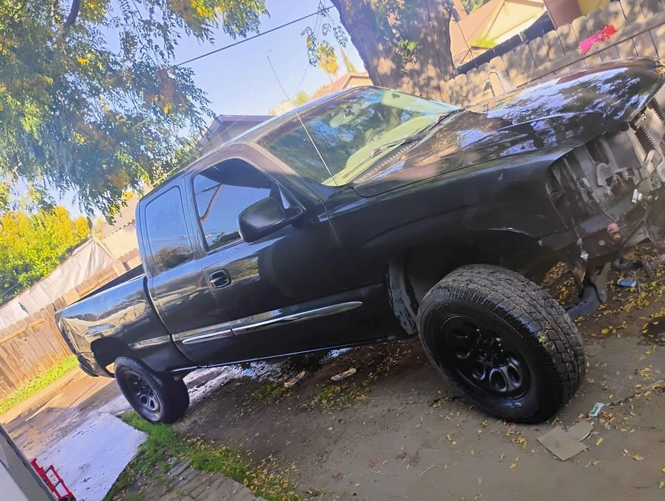 2003 GMC Sierra 2nd Gen - Image 2 of 14