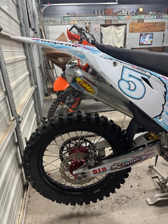 2003 Honda CR - Image 6 of 8
