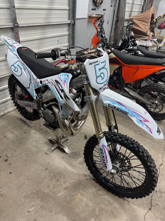 2003 Honda CR - Image 2 of 8