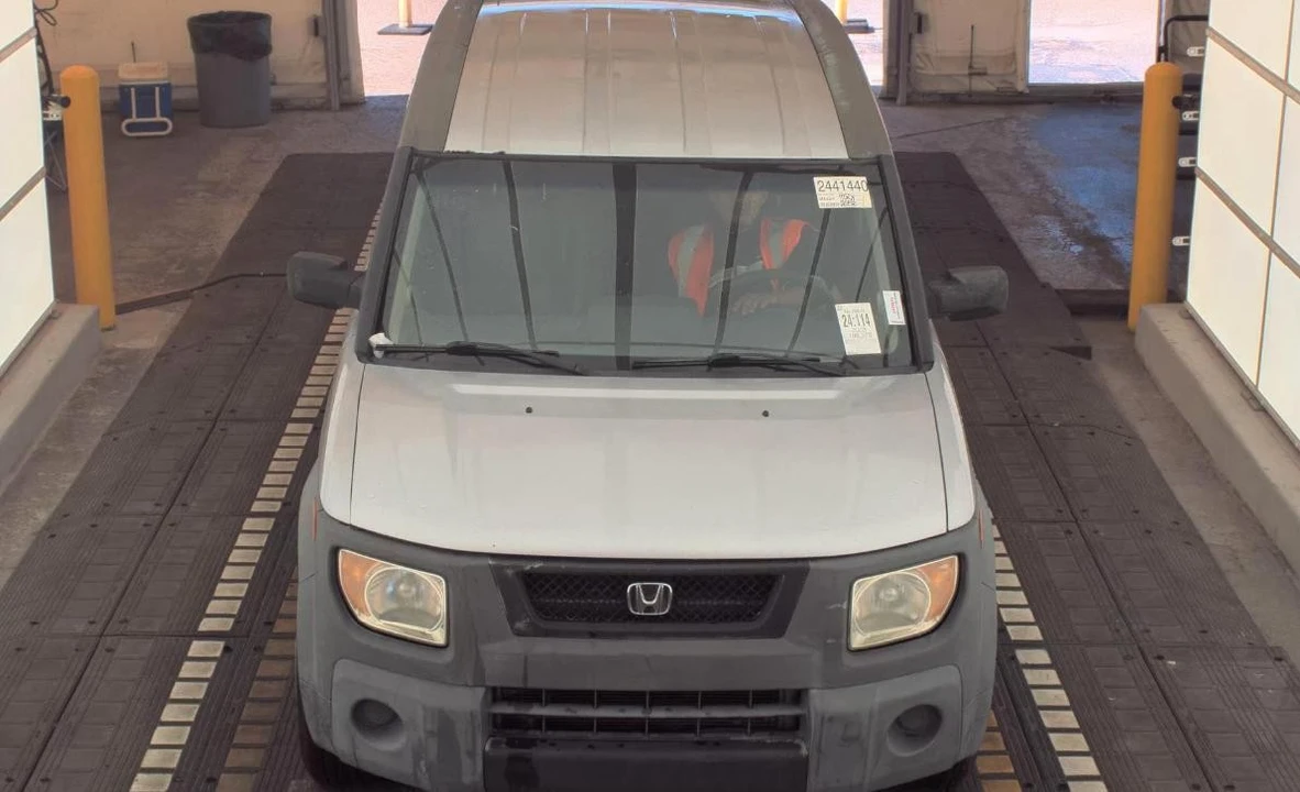 2003 Honda Element - Image 2 of 12