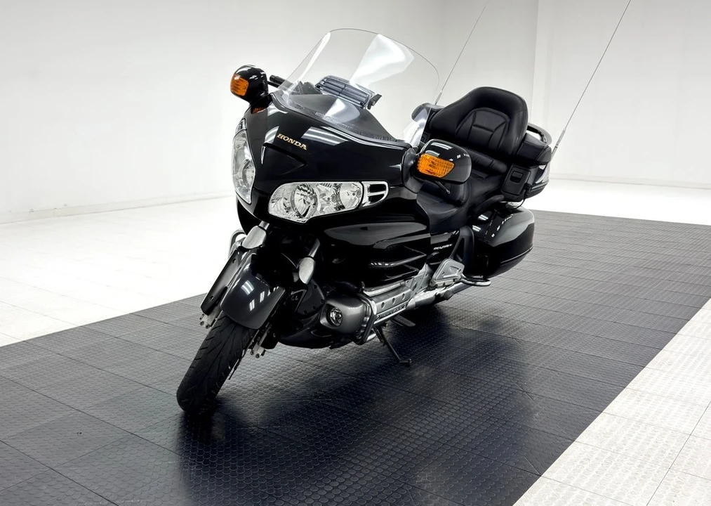 2003 Honda Gold Wing - Image 8 of 12