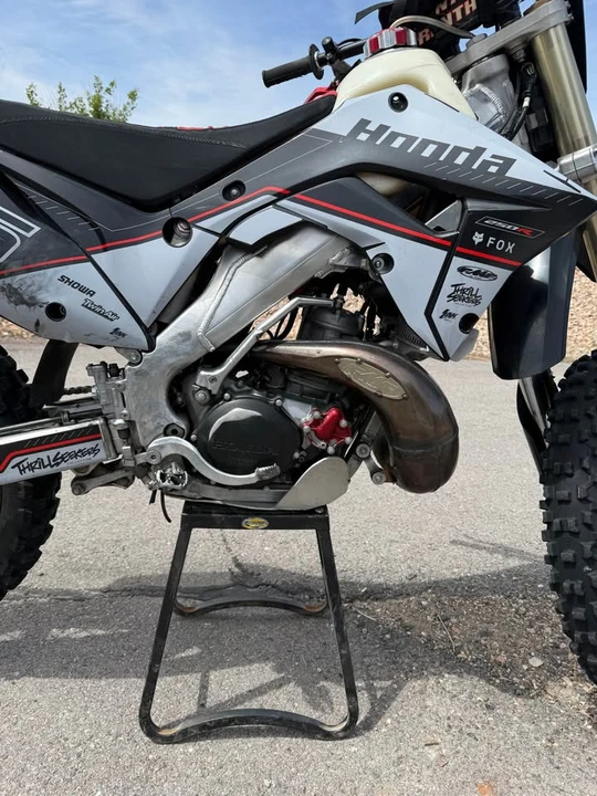 2003 Honda CR - Image 2 of 6