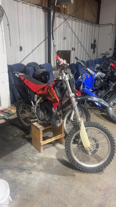 2003 Honda CR - Image 2 of 4