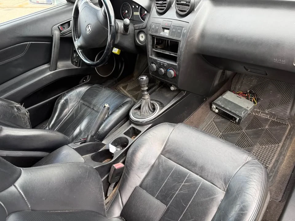 2003 Hyundai Tiburon - Image 9 of 11