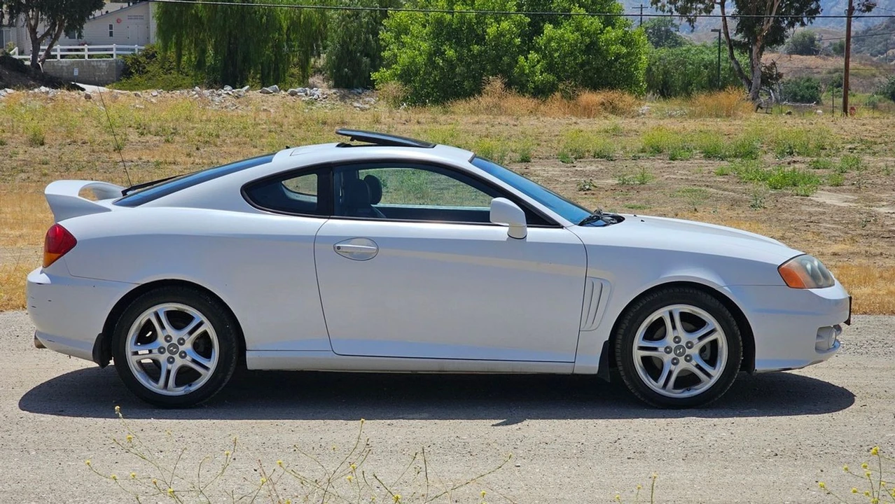 2003 Hyundai Tiburon - Image 11 of 26