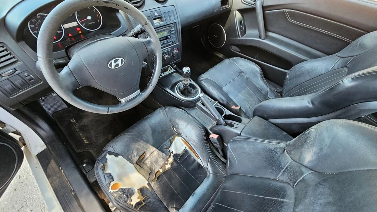 2003 Hyundai Tiburon - Image 8 of 26
