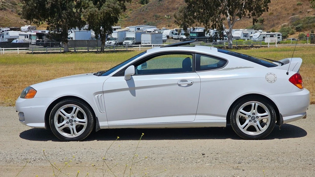 2003 Hyundai Tiburon - Image 10 of 26