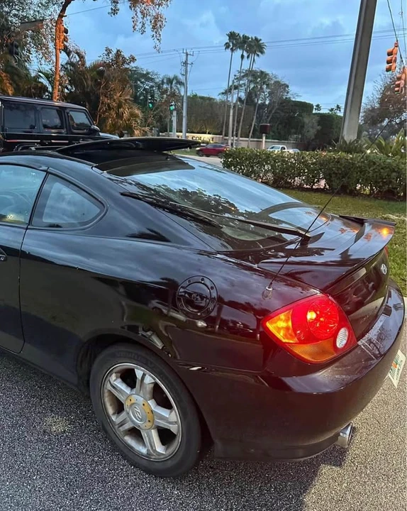 2003 Hyundai Tiburon - Image 4 of 6