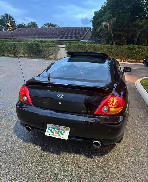 2003 Hyundai Tiburon - Image 2 of 6
