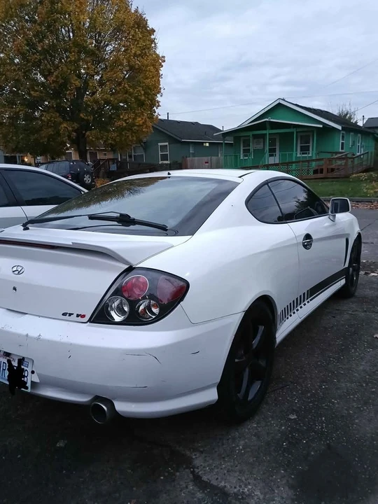 2003 Hyundai Tiburon - Image 11 of 15