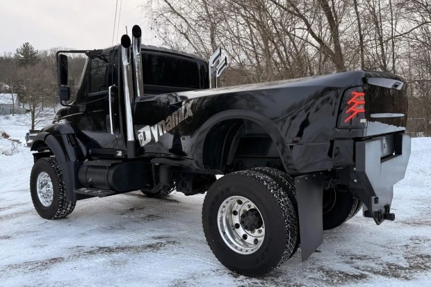 2003 International Harvester Pickup - Image 2 of 7
