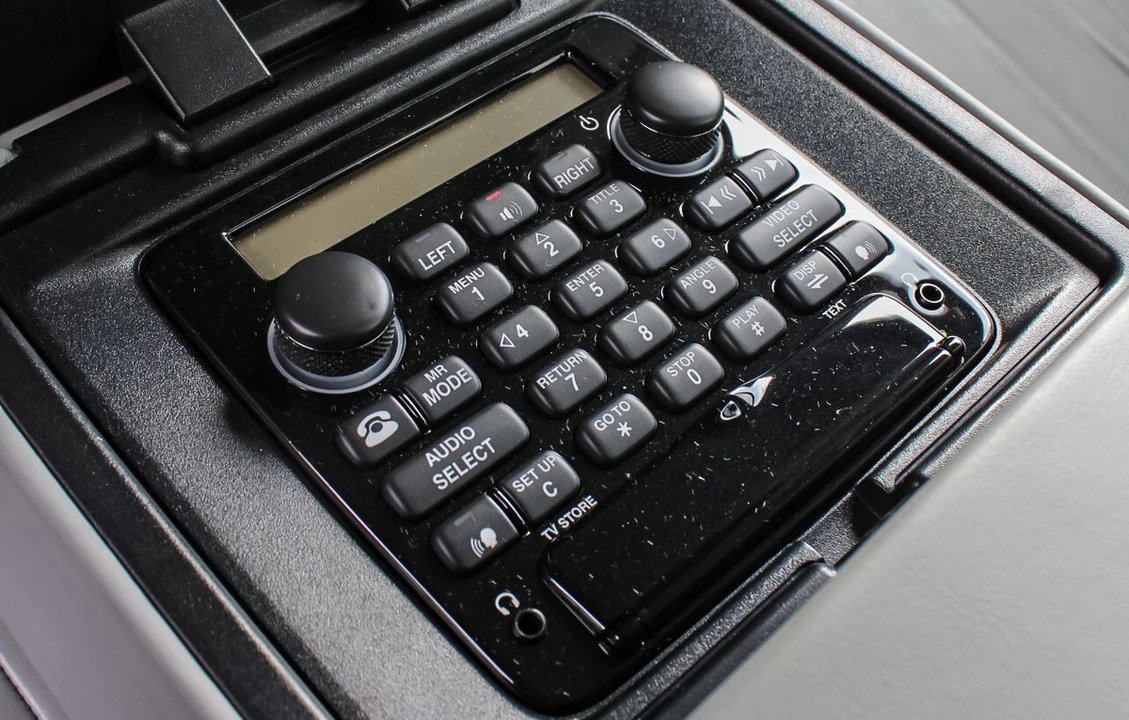 2003 Jaguar X308 XJR - Image 13 of 30