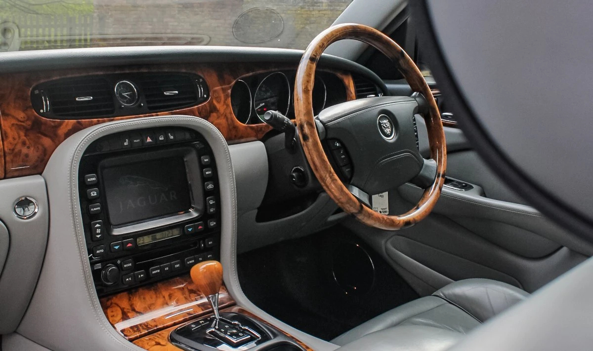 2003 Jaguar X308 XJR - Image 11 of 30