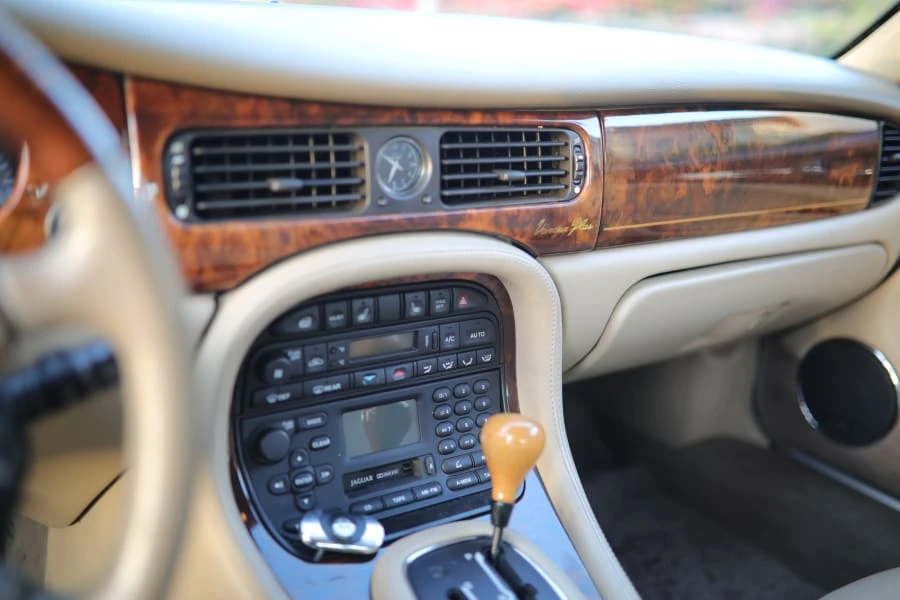 2003 Jaguar X308 XJR - Image 5 of 12