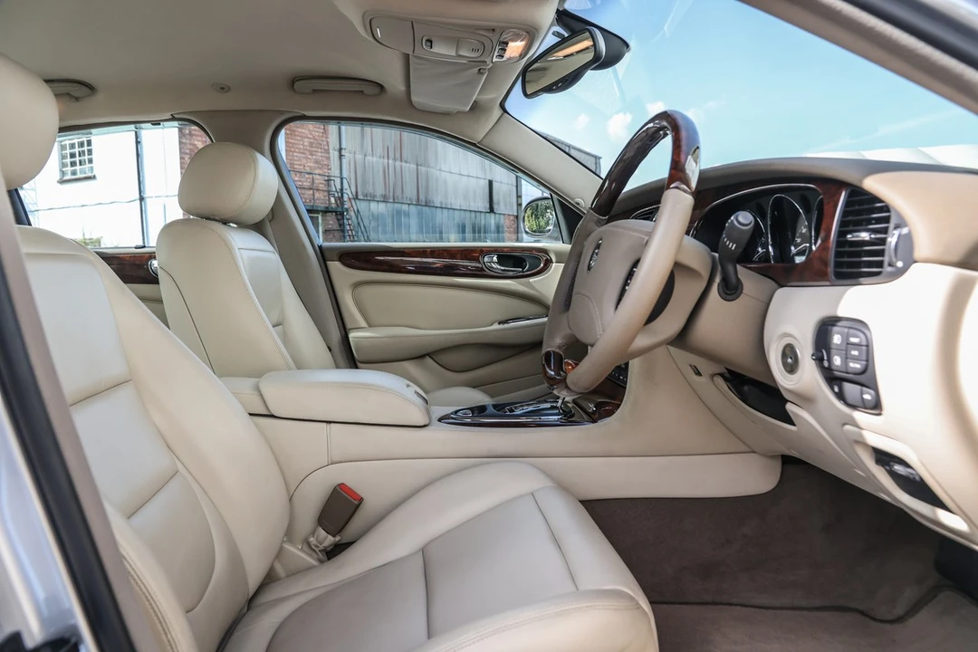 2003 Jaguar X308 XJ - Image 9 of 30