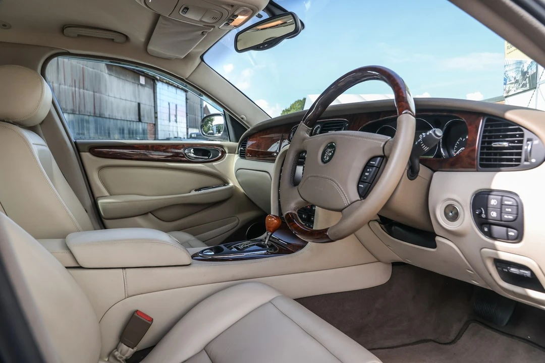 2003 Jaguar X308 XJ - Image 10 of 30