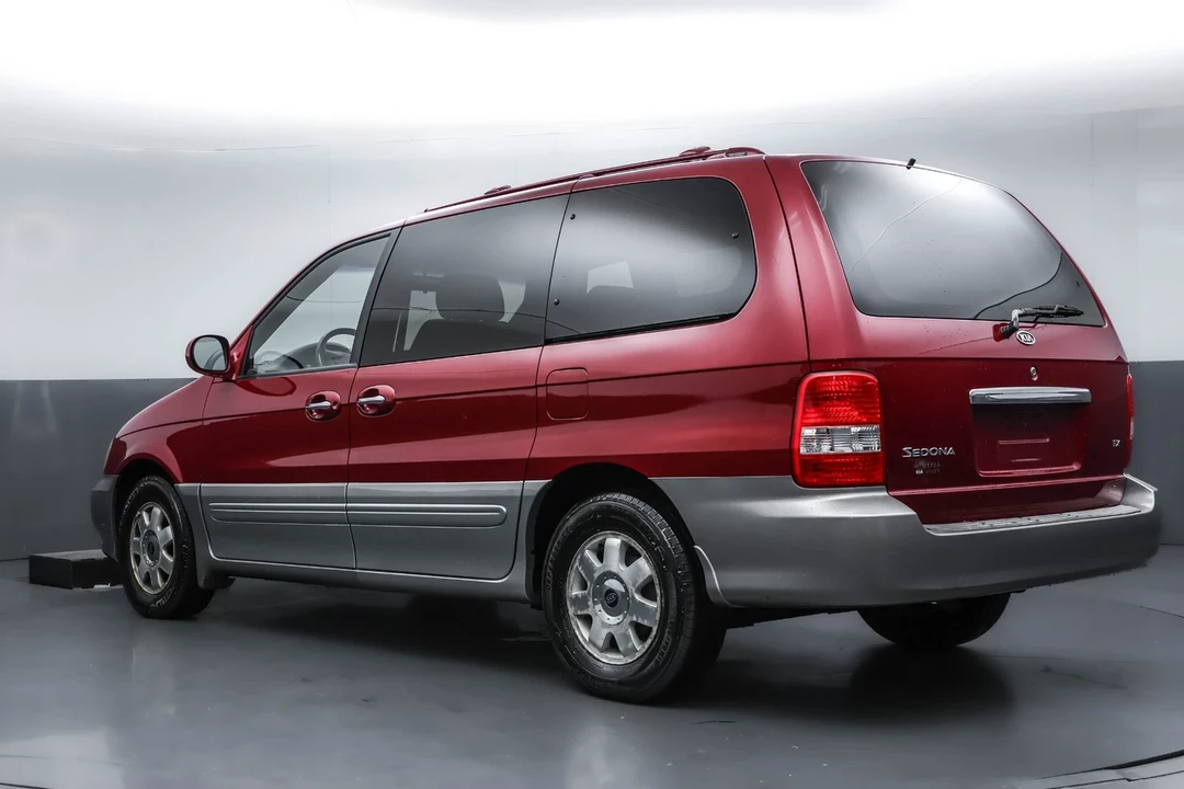 2003 Kia Carnival - Image 8 of 12