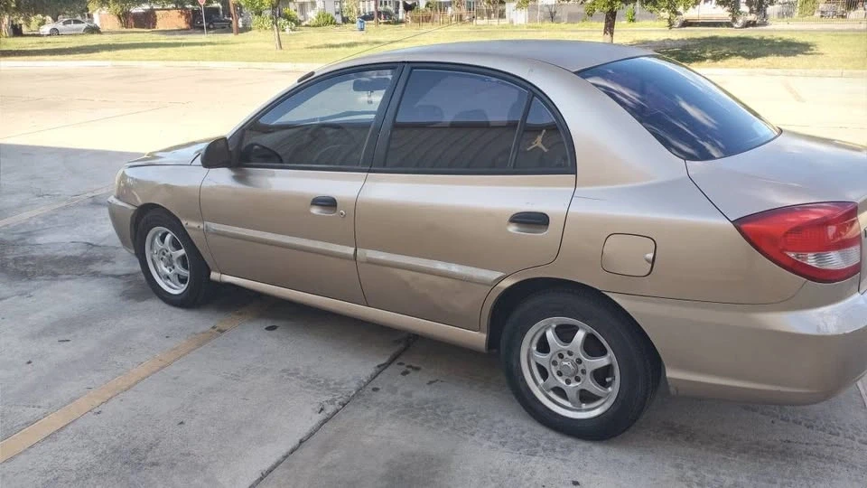 2003 Kia Rio - Image 6 of 6