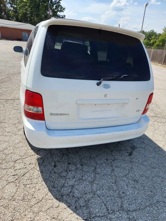 2003 Kia Carnival - Image 2 of 9