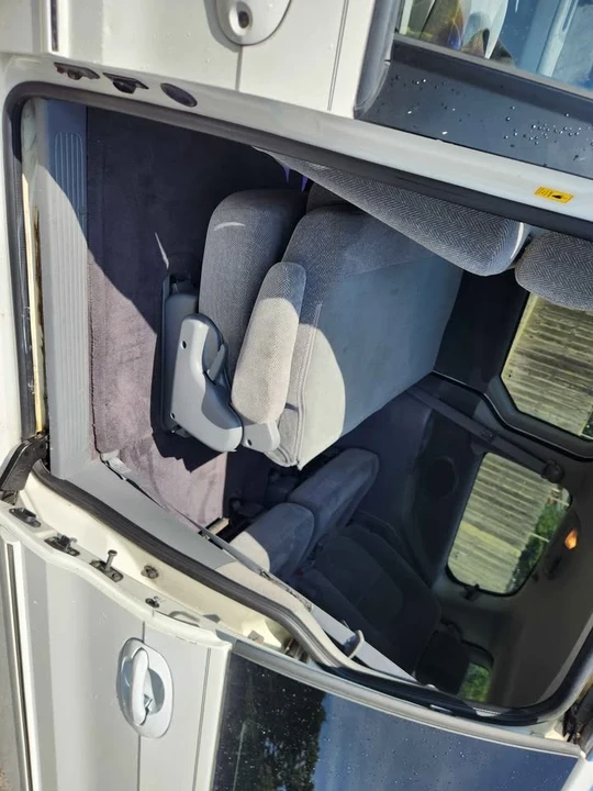 2003 Kia Carnival - Image 6 of 9