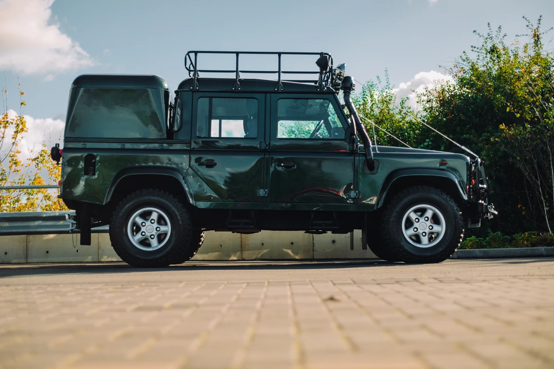 2003 Land Rover Defender 110 - Image 8 of 31