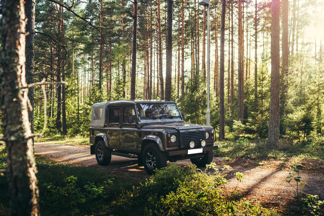 2003 Land Rover Defender 110 - Image 5 of 31