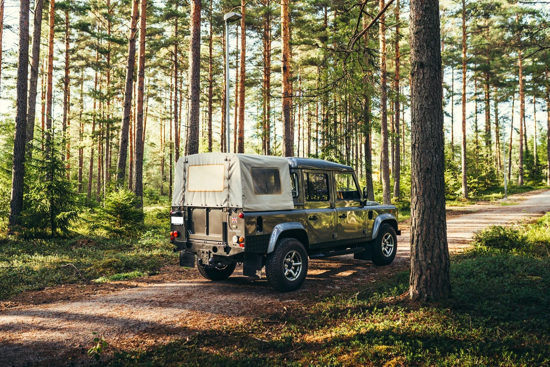 2003 Land Rover Defender 110 - Image 7 of 31