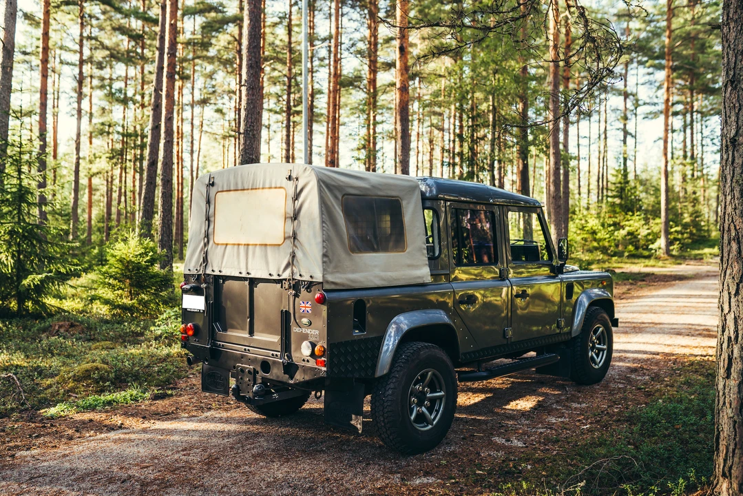 2003 Land Rover Defender 110 - Image 8 of 31
