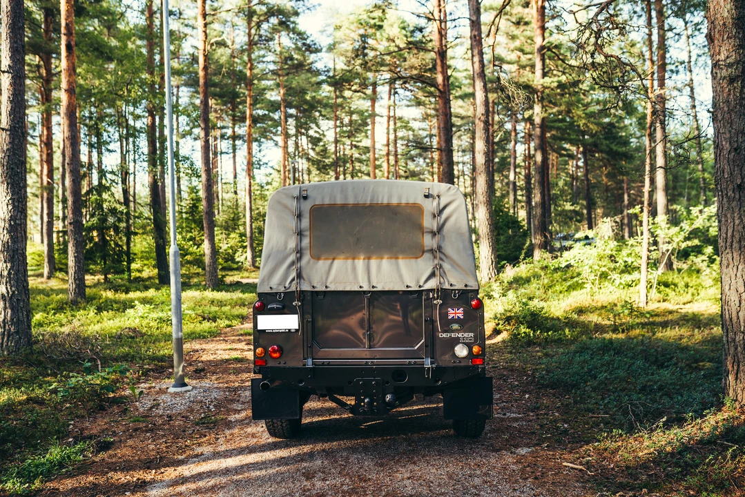 2003 Land Rover Defender 110 - Image 9 of 31