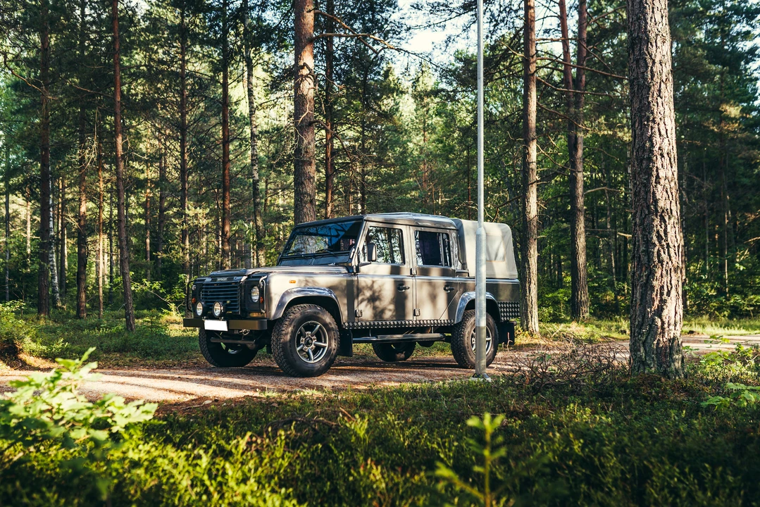 2003 Land Rover Defender 110 - Image 11 of 31