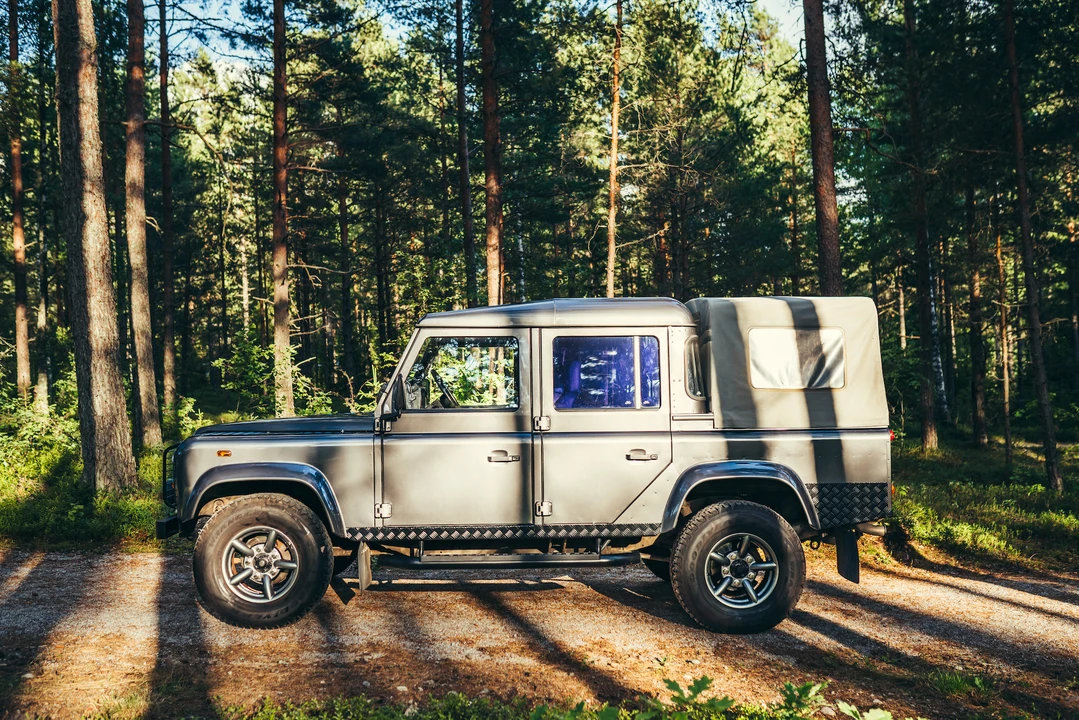 2003 Land Rover Defender 110 - Image 13 of 31