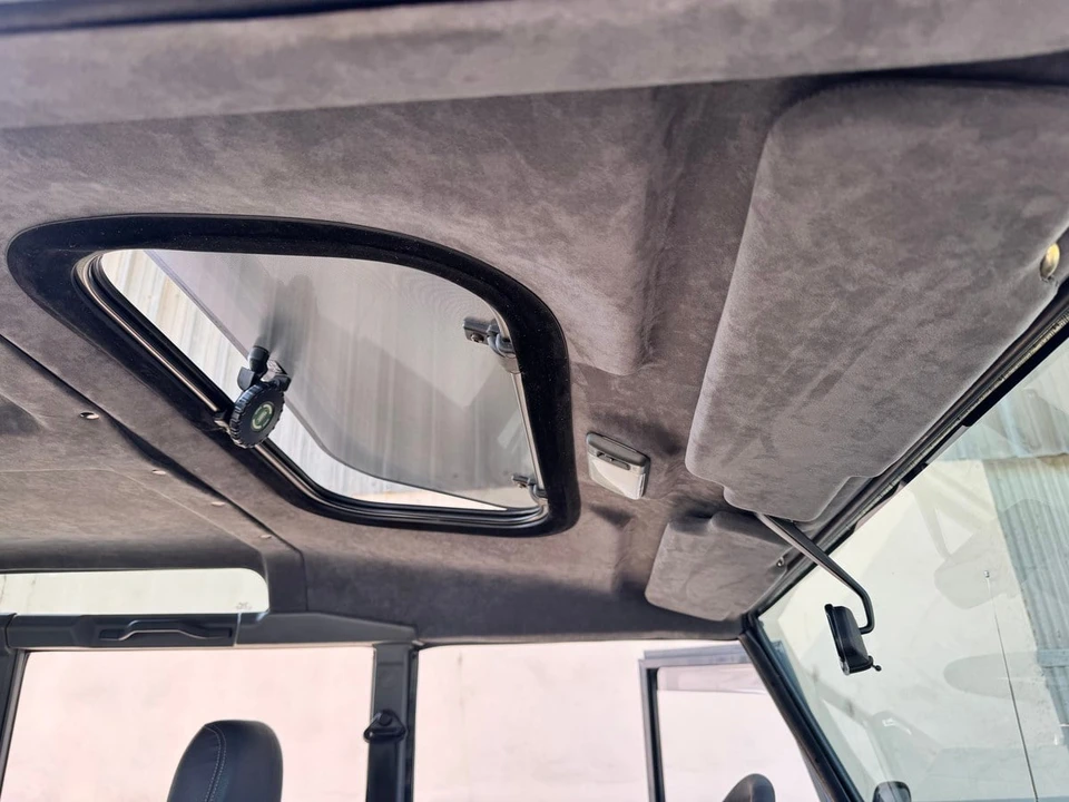 2003 Land Rover Defender 110 - Image 17 of 30