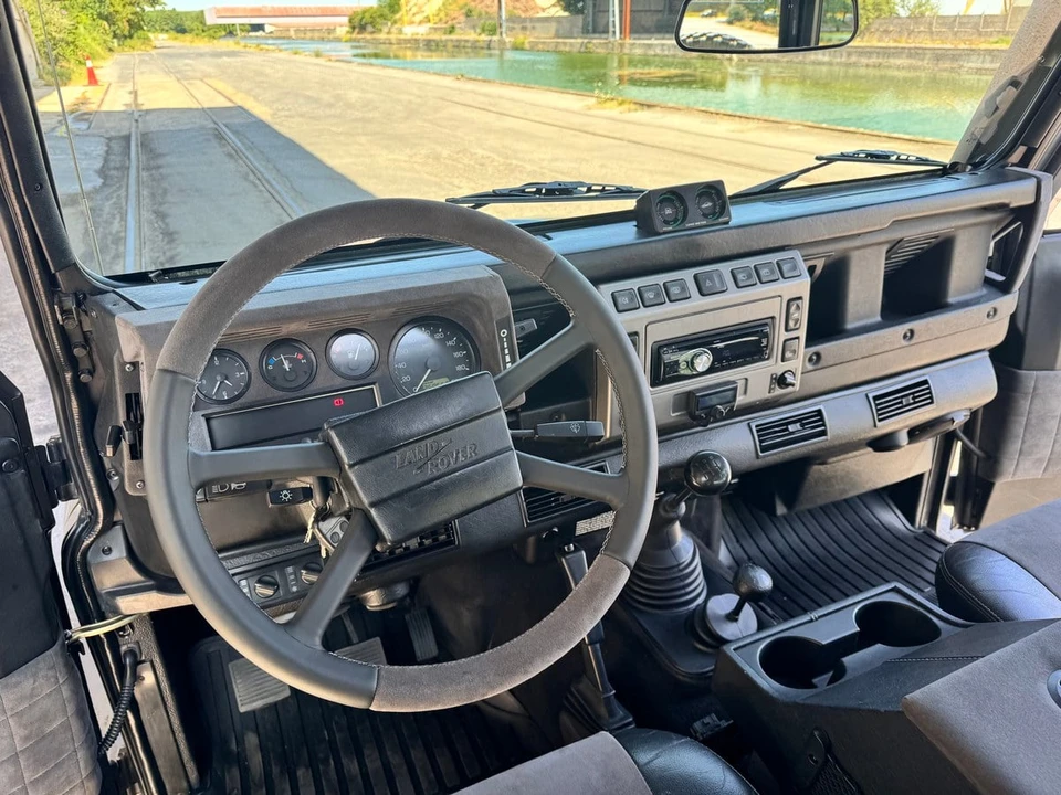2003 Land Rover Defender 110 - Image 19 of 30